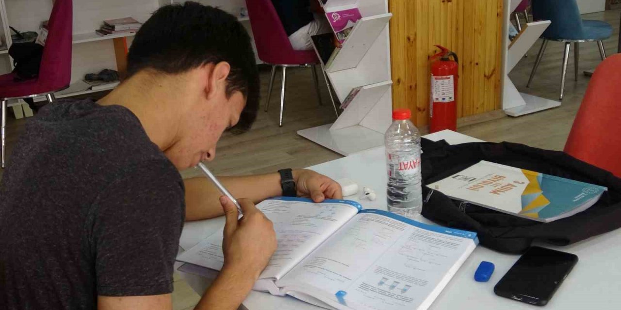 Siirt’te öğrenciler Millet Kıraathanesi’nde sınava hazırlanıyor