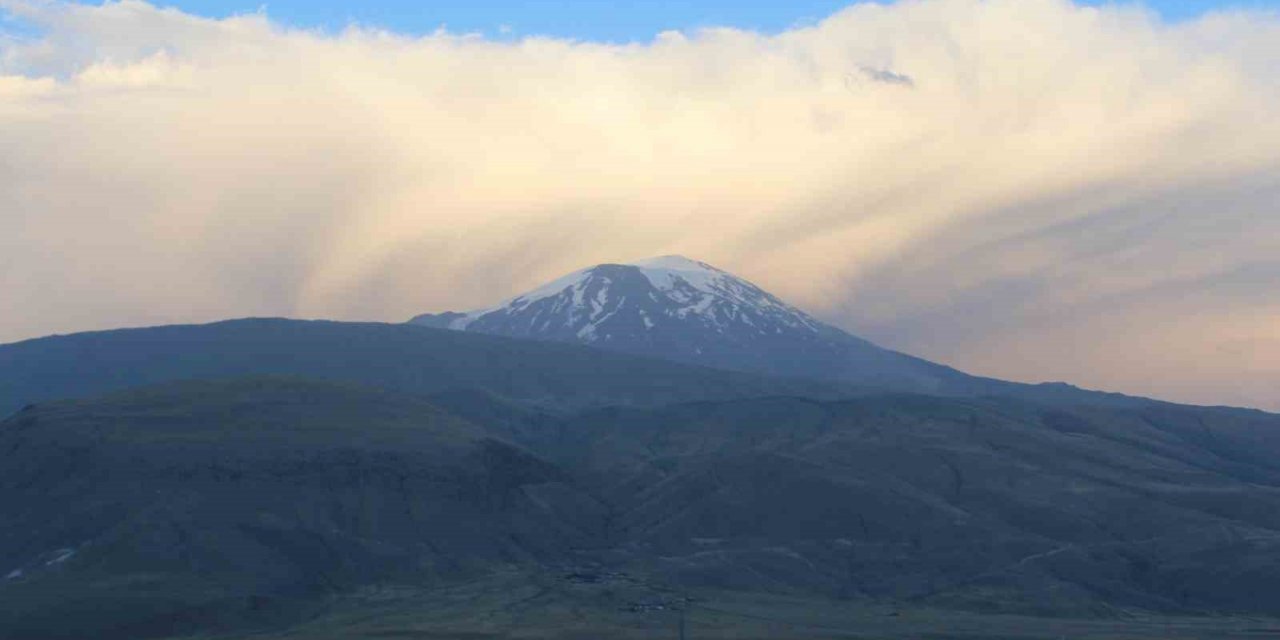 Ağrı Dağı erimeye devam ediyor