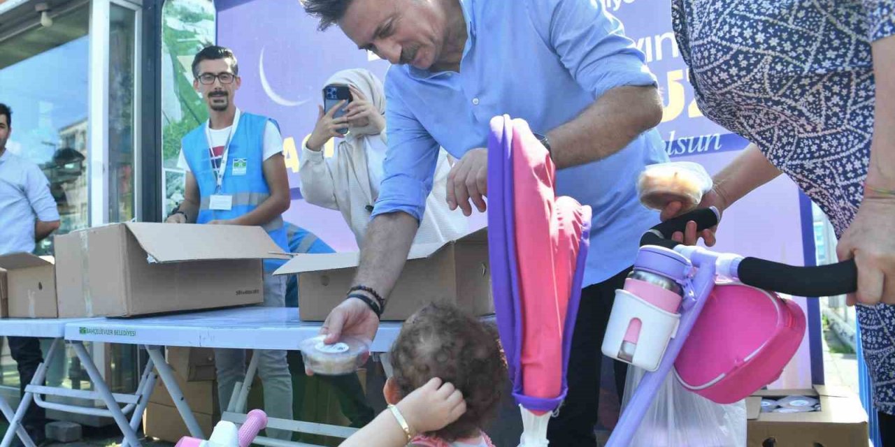 Bahçelievler’de vatandaşlara aşure ikram edildi