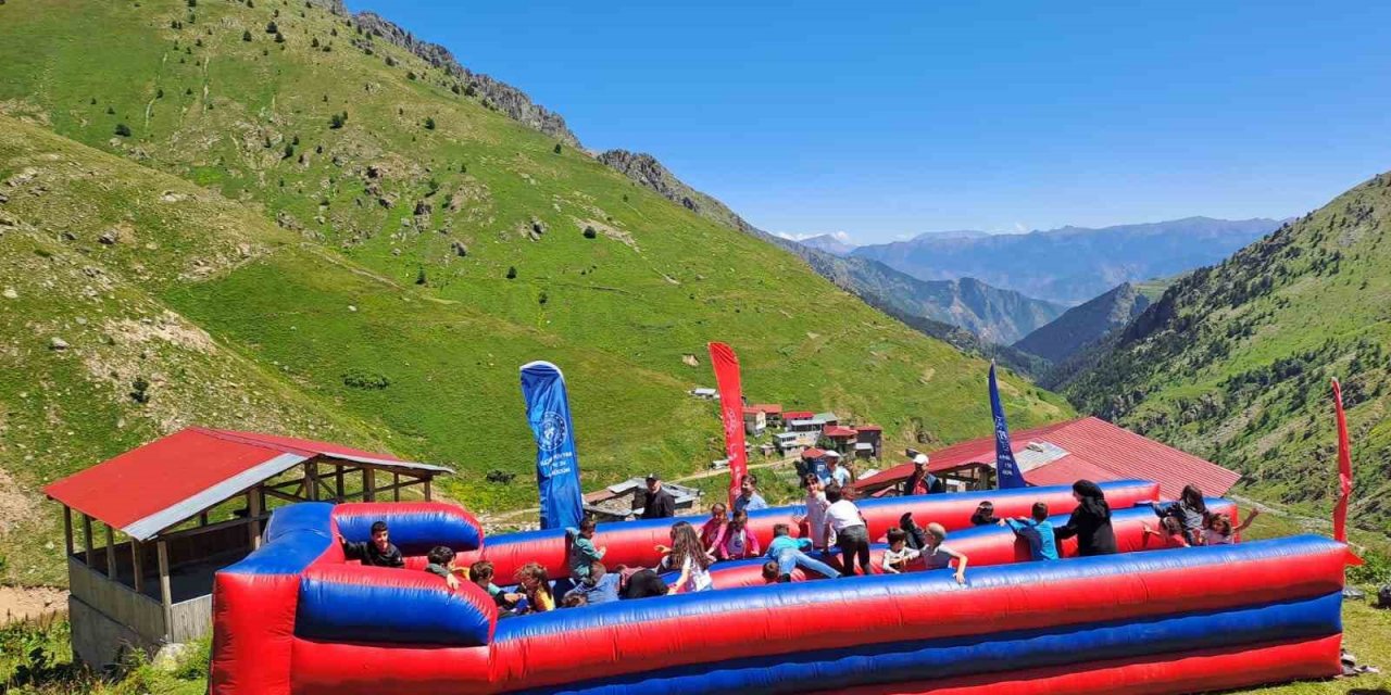 Çocuklar için yaylaya oyun parkı kuruldu