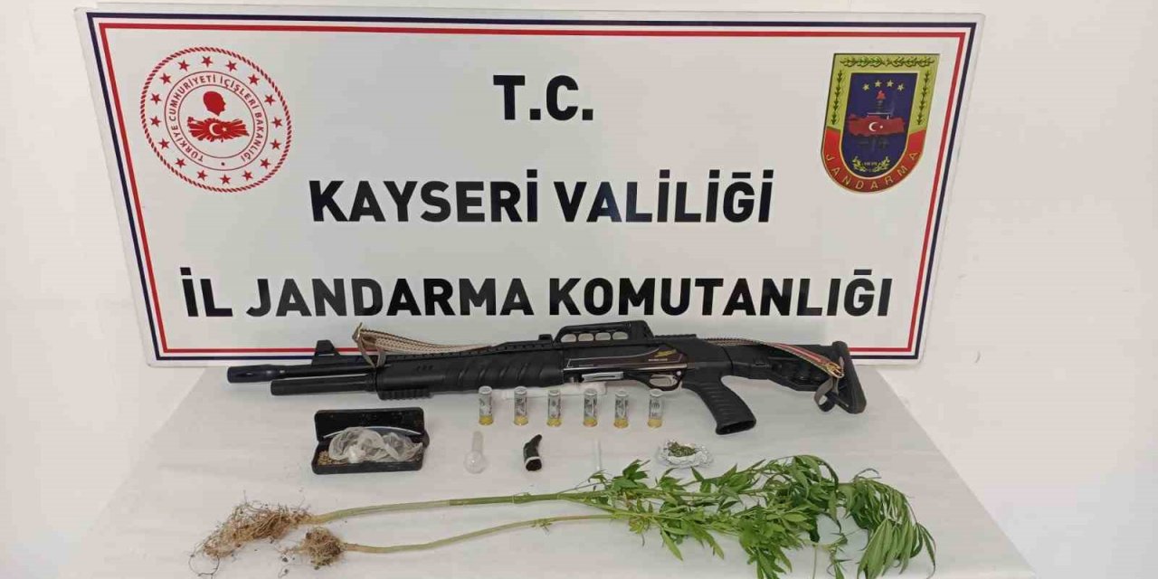 Bahçesinde kenevir yetiştiren şahıs jandarmadan kaçamadı