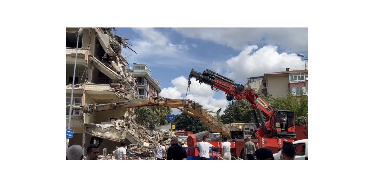 Kartal’da bina yıkımı yapan iş makinası devrildi