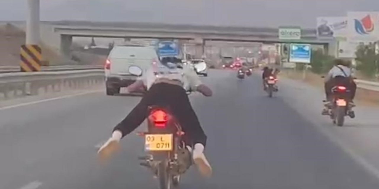Motosikletli gençlerin ölümü hiçe saydığı anlar böyle görüntülendi