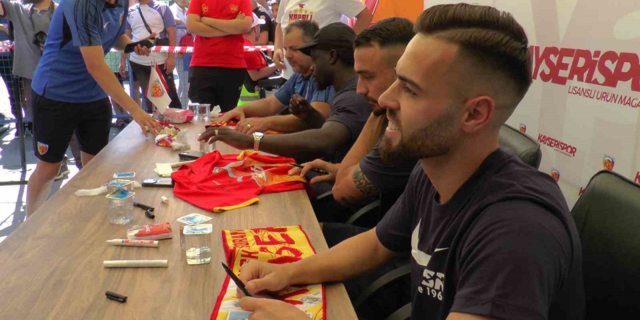 Kayserisporlu futbolcular taraftarlarla buluştu