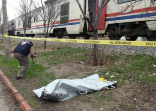 Trenin önüne atlayarak intihar etti