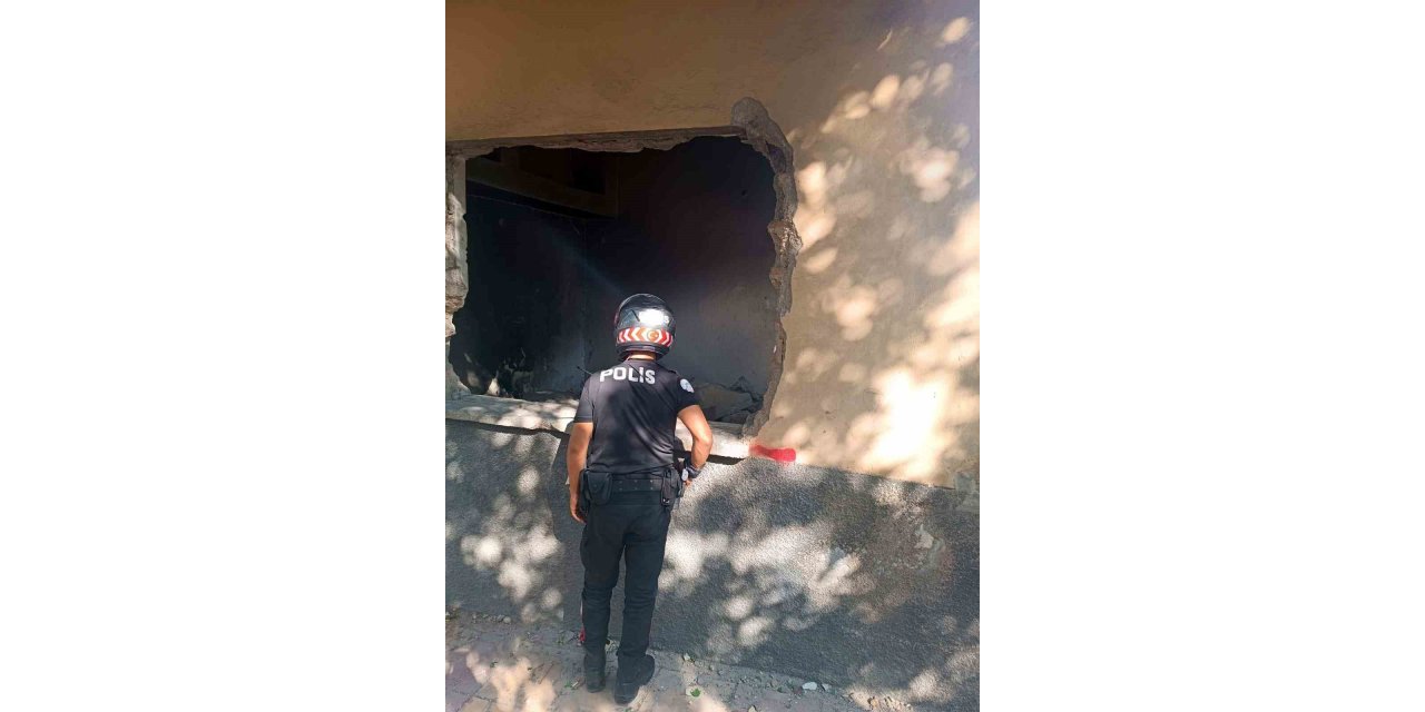 Hasarlı binaların çevresinde polis denetimi