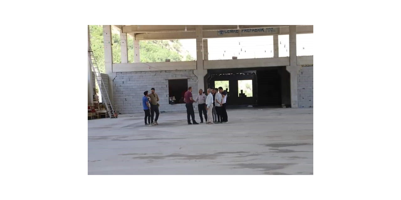 Çukurca Belediyesi düğün salonunda çalışmalar devam ediyor