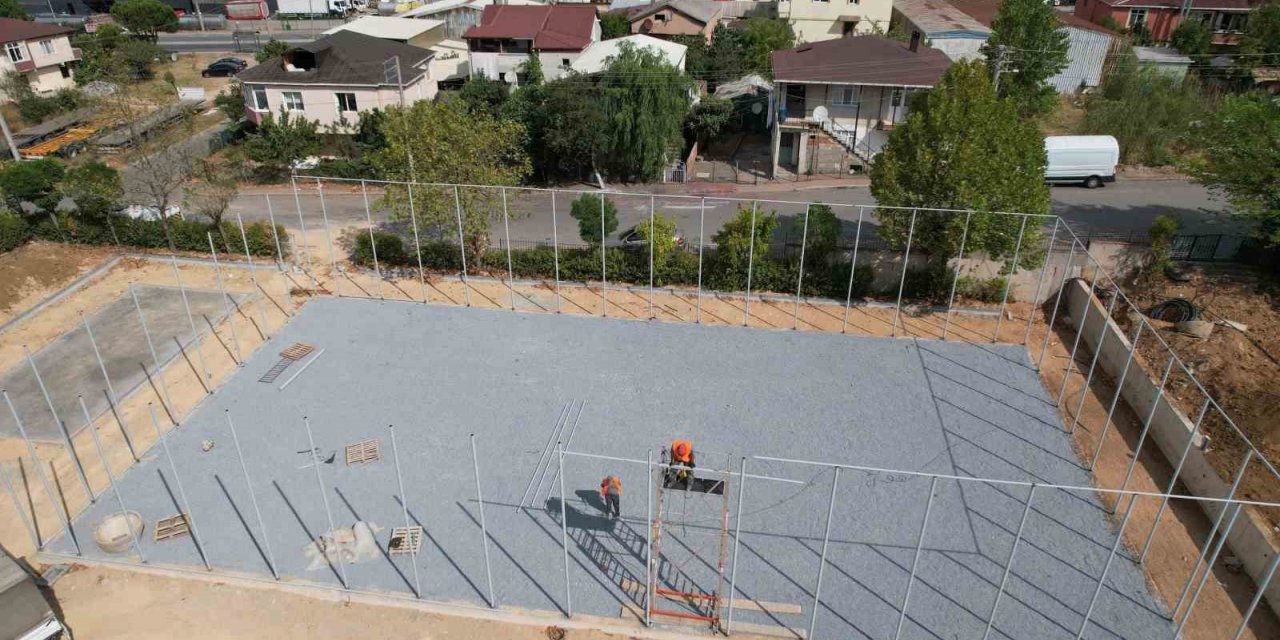 Yeni halı sahaların inşaatı devam ediyor