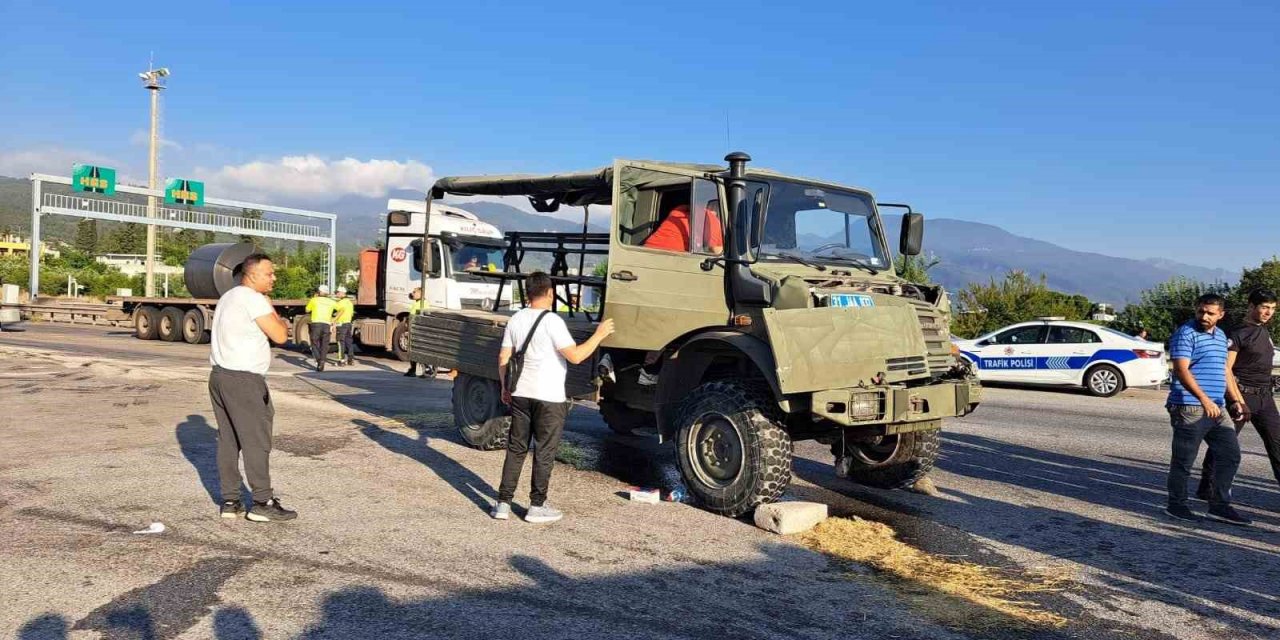 Hatay’da askeri araç tıra çarptı: 10 yaralı