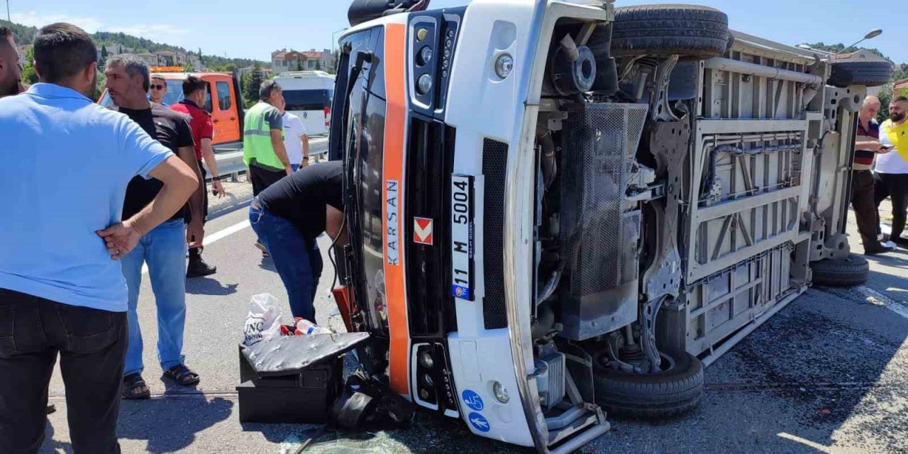 Kamyonet ile minibüs çarpıştı; 4 yaralı