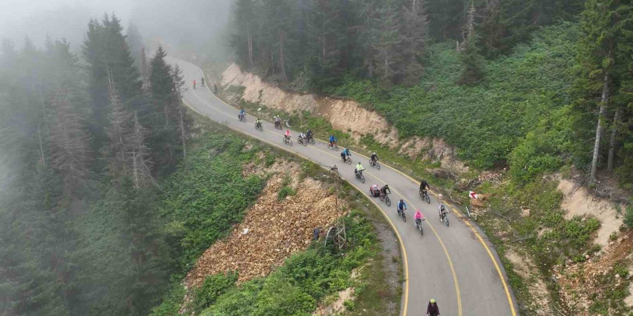 Bisiklet tutkunları Ordu yaylalarına renk kattı