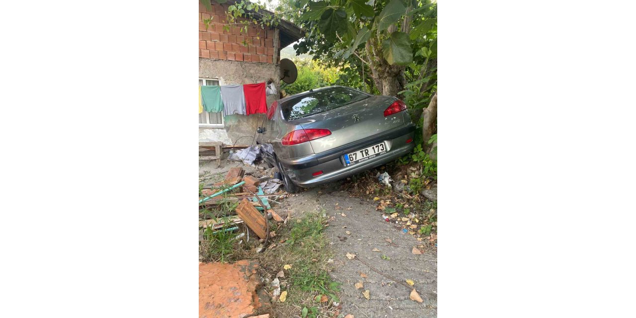 Fren yerine gaza bastı: 2 yaralı