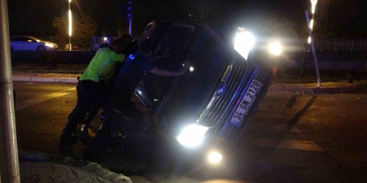 Alkollü sürücünün kullandığı cip sinyalizasyon direğine çarpıp yan yattı: O anlar kamerada