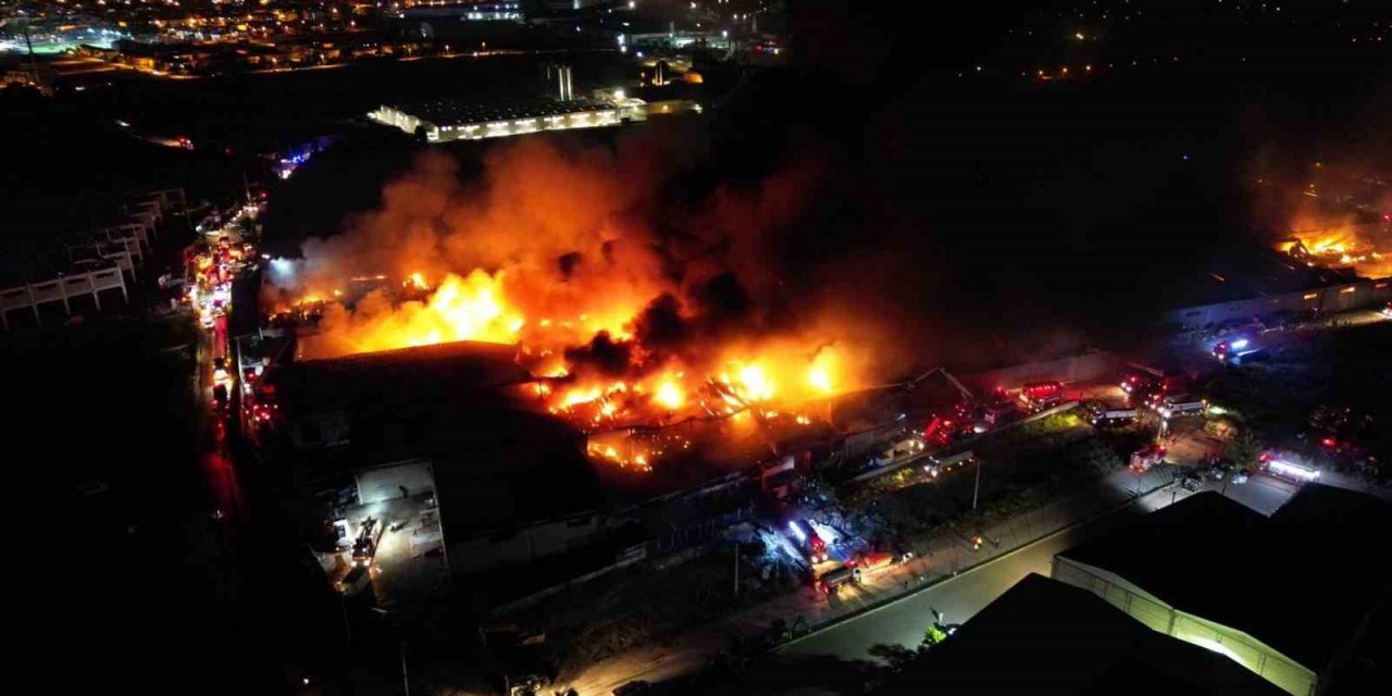 Geceyi aydınlatan yangın 8 saat sonra kontrol altına alındı