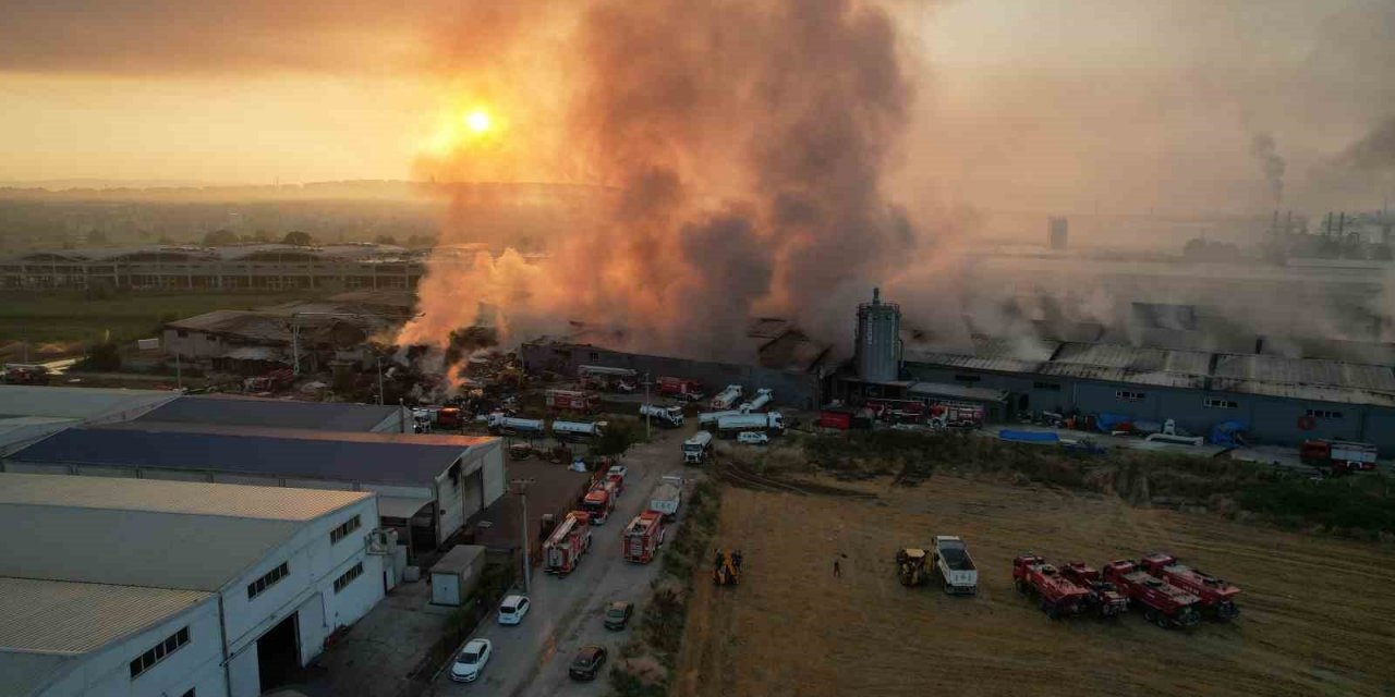 10 ayrı fabrikayı küle çeviren yangın günün ilk ışıklarıyla böyle görüntülendi