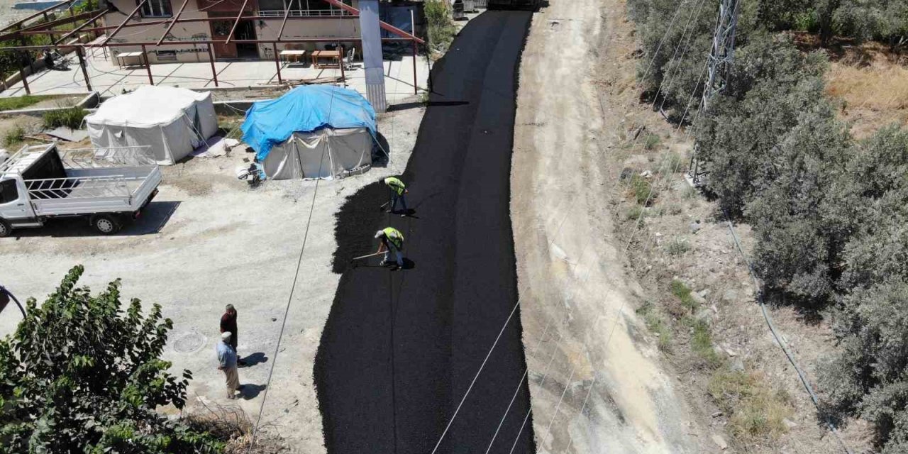 Sıcak altında Hatay’da depremin yıktığı yollar asfaltlanıyor