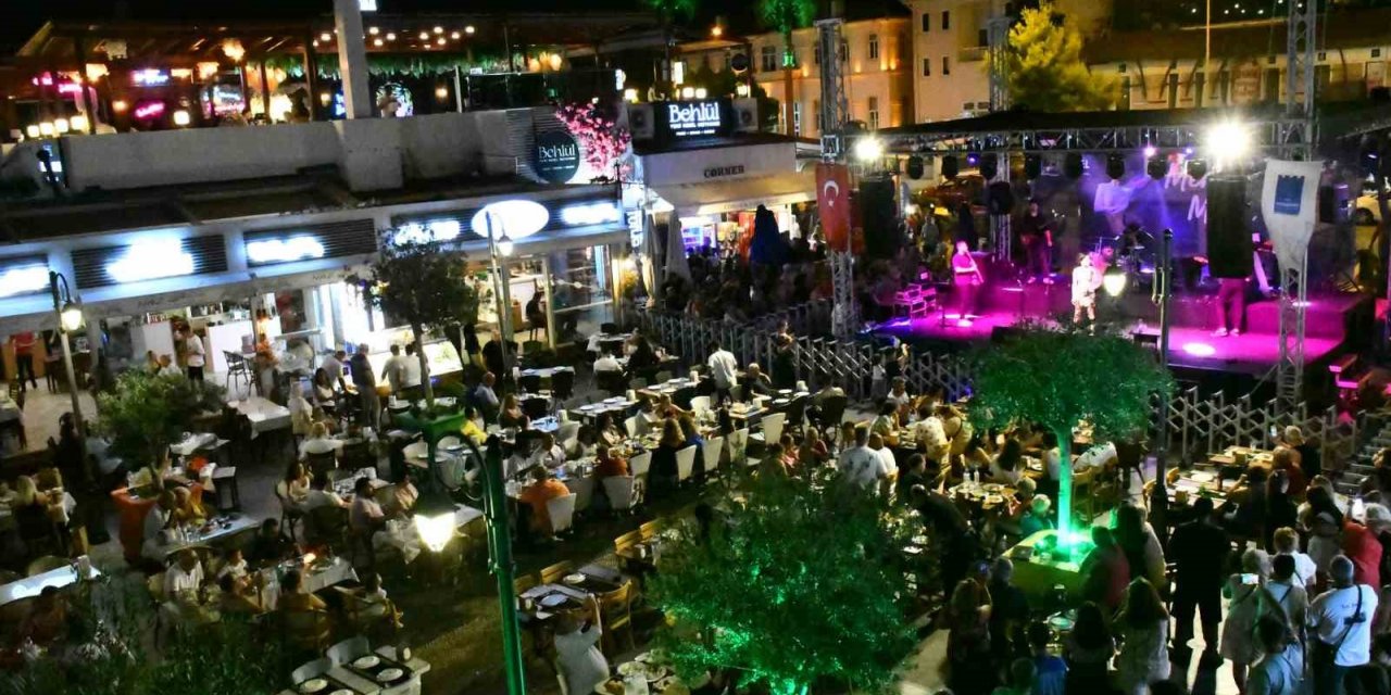 Balıkçılar Meydanı’ndaki konser yoğun ilgi gördü