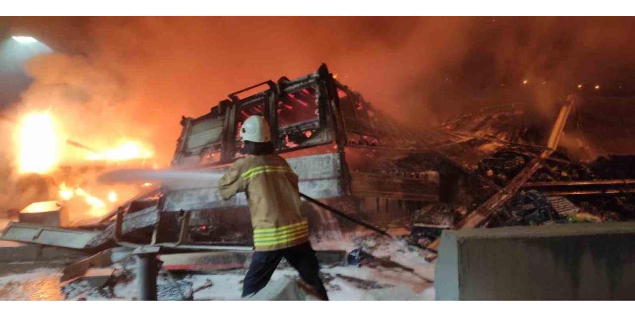 Hatay’da tır otoyol gişelerine çarpıp yandı: 2 yaralı