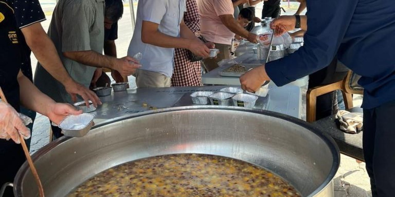 Kazanda hazırlanan aşure vatandaşlara dağıtıldı