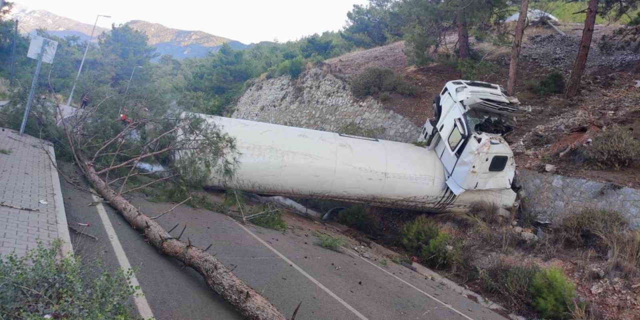 Doğalgaz yüklü tanker uçuruma yuvarlandı, sızıntı ihtimaline karşı önlem alındı