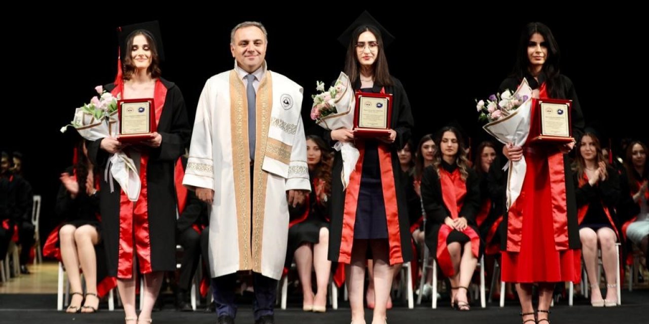 ERÜ İktisadi ve İdari Bilimler Fakültesi’nde mezuniyet sevinci