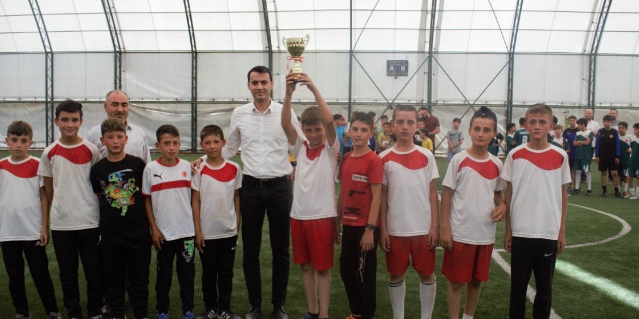 Kur’an kursu öğrencilerinin katıldığı futbol turnuvası ödül töreni yapıldı