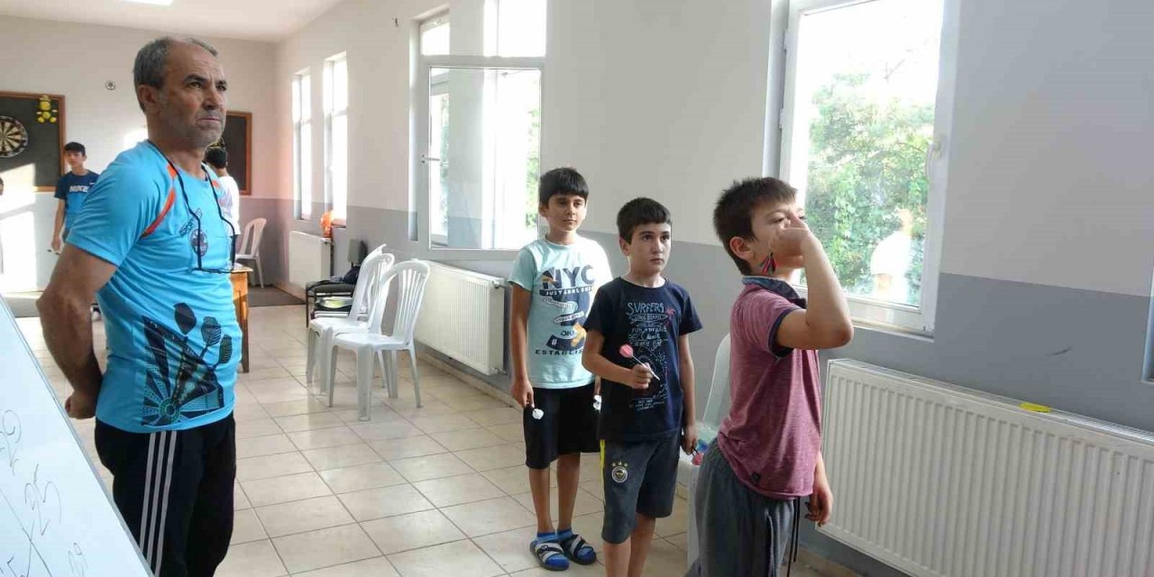 Antrenör muhtardan mahalledeki çocuklara dart eğitimi