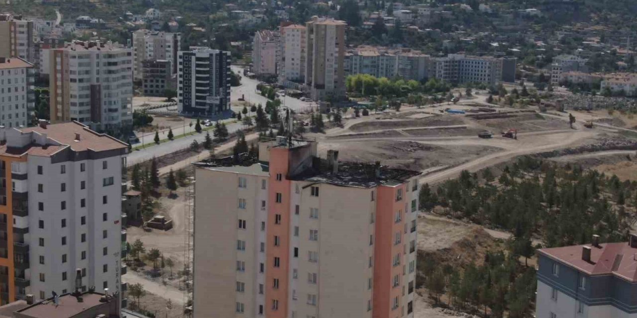 1 işçiye mezar olan çatı yangının son hali havadan görüntülendi