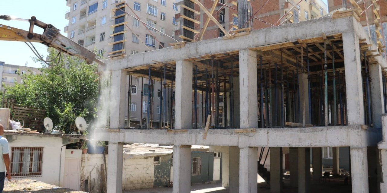 Diyarbakır’da 3 katlı kaçak yapı belediye ekiplerince yıkıldı