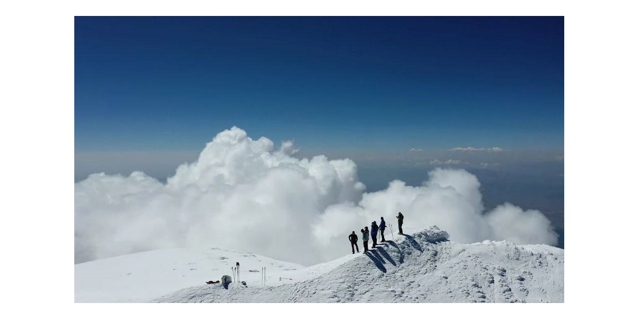 Yabancı turistler Ağrı Dağı zirvesinde