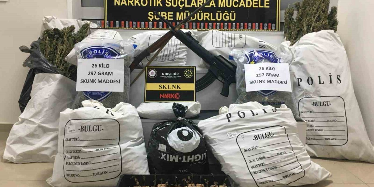 Uyuşturucu yetiştirmek için şehrin merkezindeki iş yerinde özel tesisat kurmuşlar