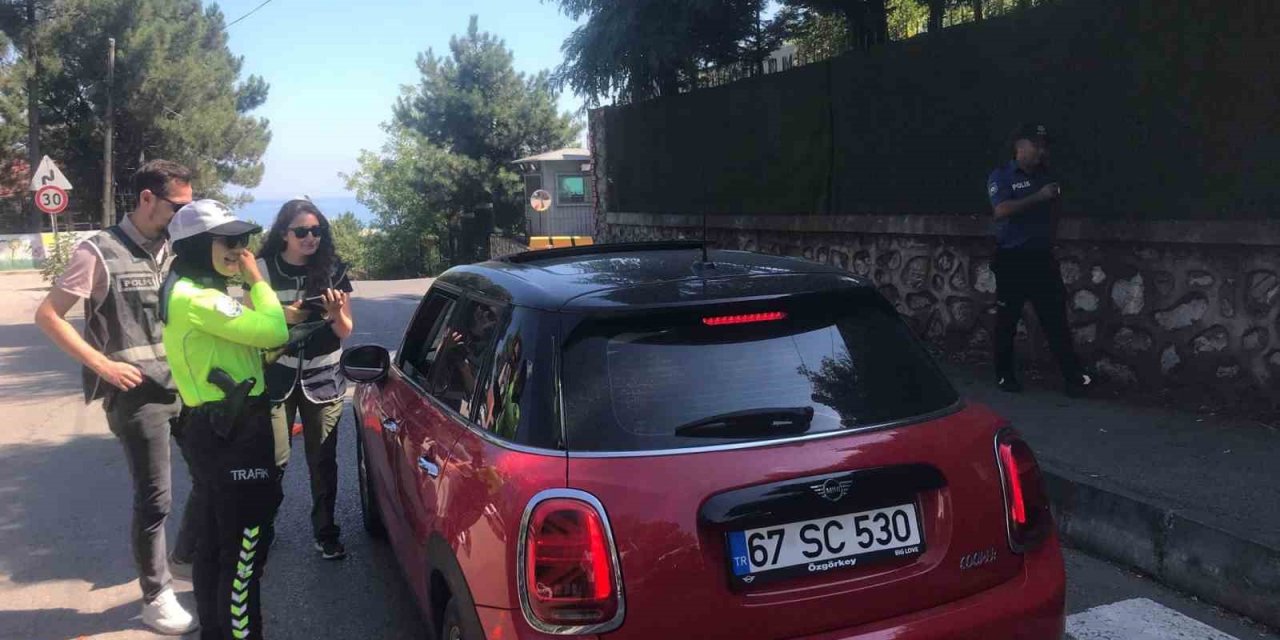 Araçları tek tek durdurdular, kurallar uymayan cezayı yedi