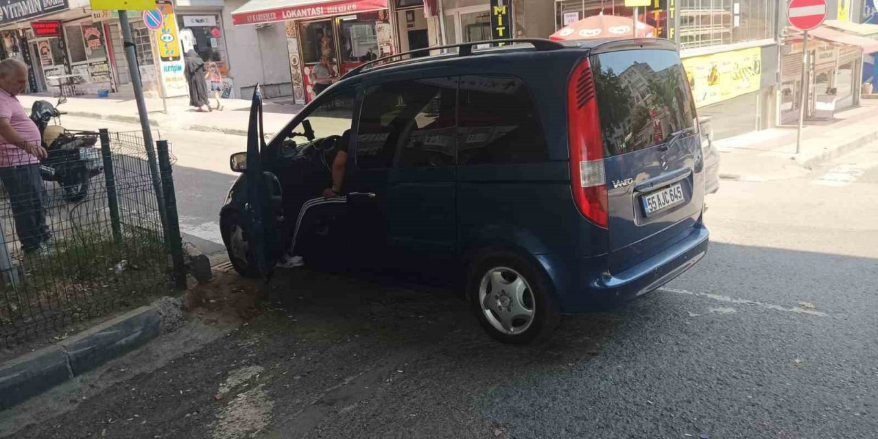 Aracında uyuya kalan şahıs polisleri alarma geçirdi