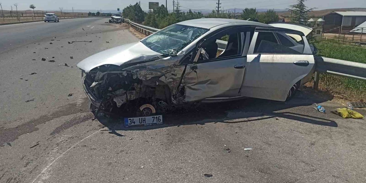 Çorum’da otomobil ile cip kavşakta çarpıştı: 4 yaralı