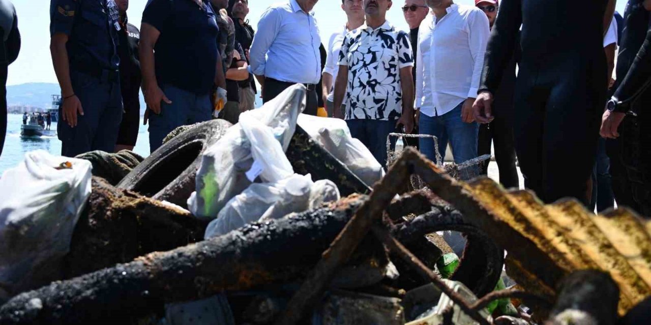 ‘Tarihi Alan’da kıyı ve deniz dibi temizliği yapıldı