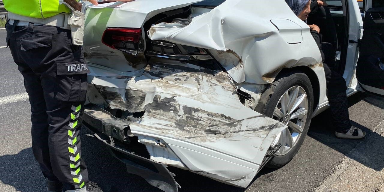 TEM’de dinlenme tesisinden çıkan otomobile tır çarptı