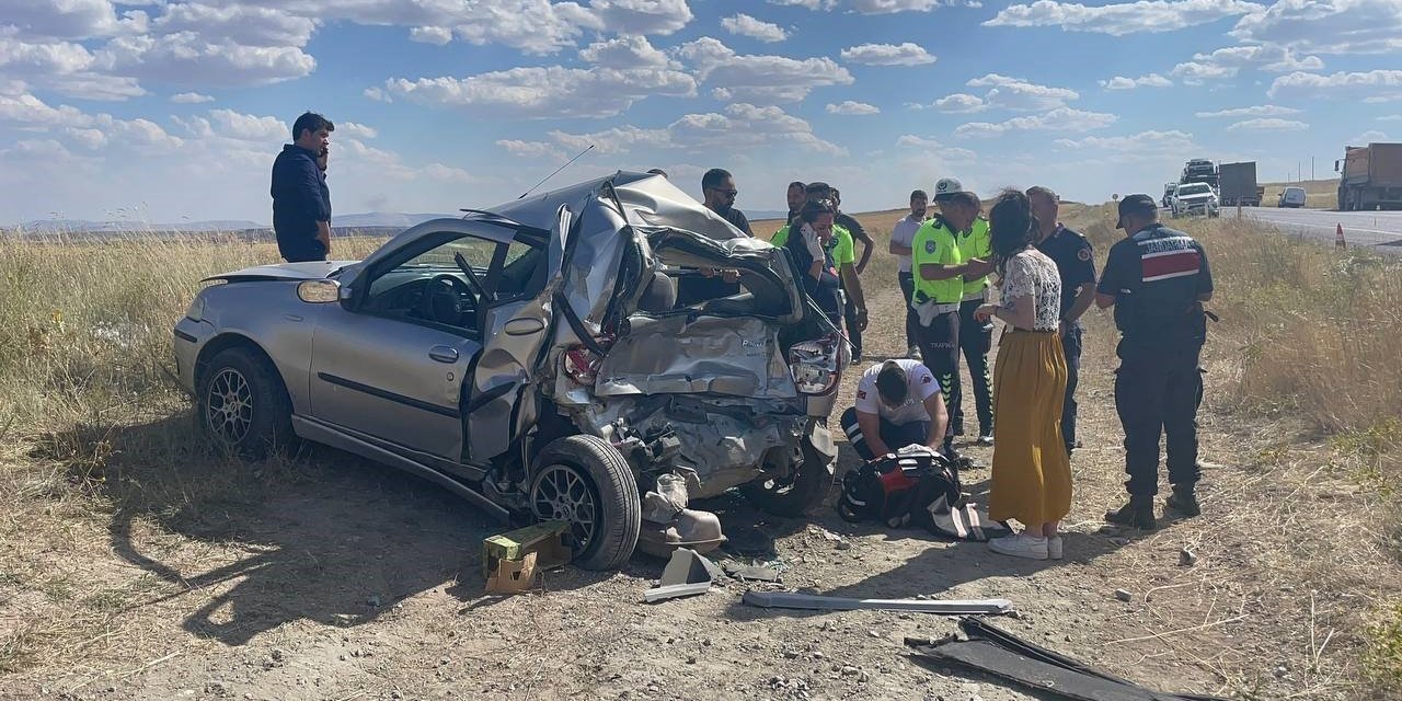 Mikser otomobile arkadan çarptı: 2 ölü, 1 yaralı