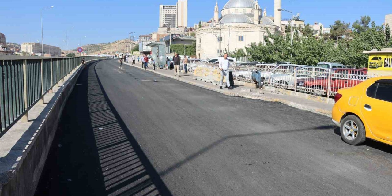 Büyükşehir Belediyesi İpekyol Bulvarı yan yolunu asfaltla buluşturdu