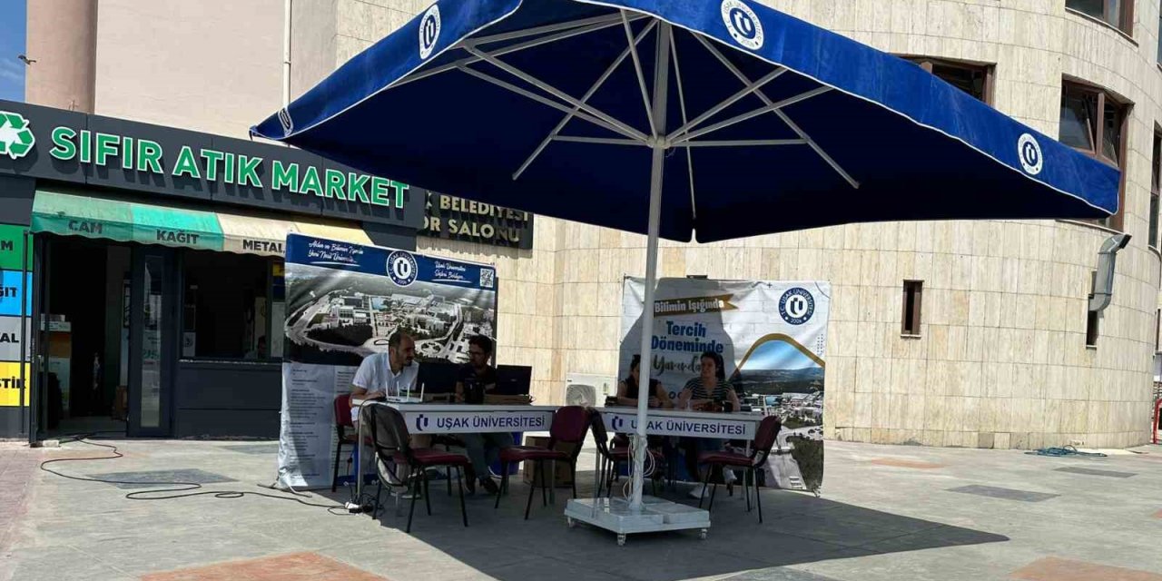 Uşak Üniversitesi, Atapark’ta tercih standı açtı