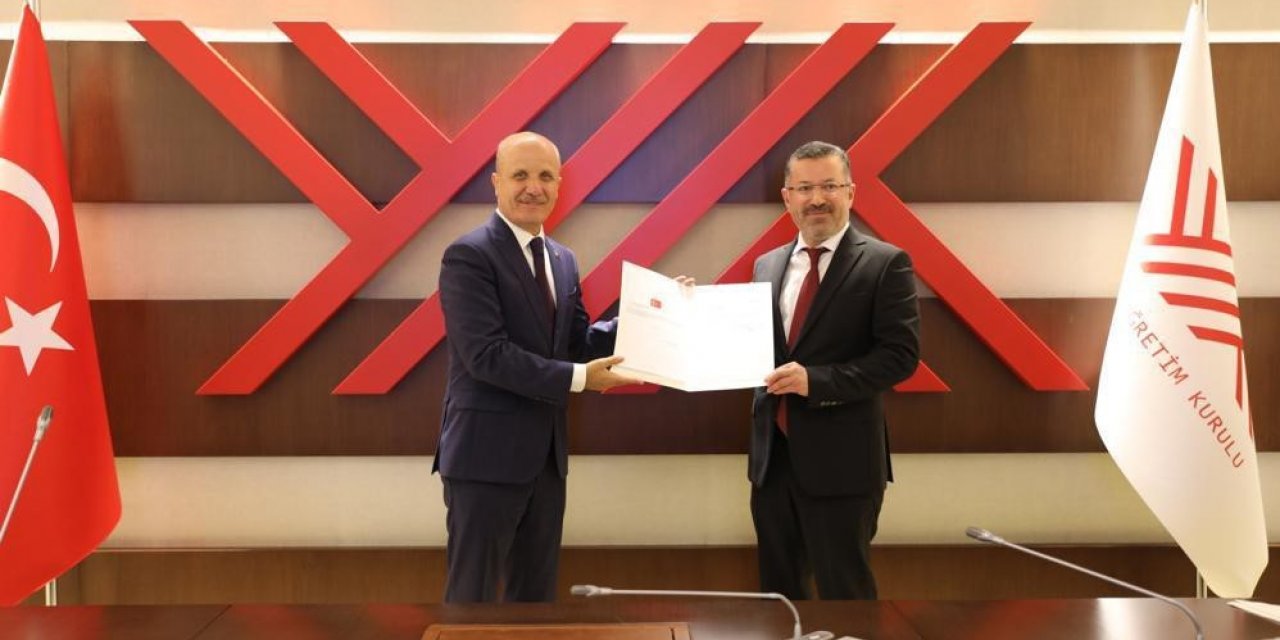 Rektör Kırışık mazbatasını aldı