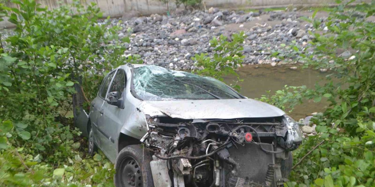 Otomobil Ağasar Deresine uçtu: 4 yaralı