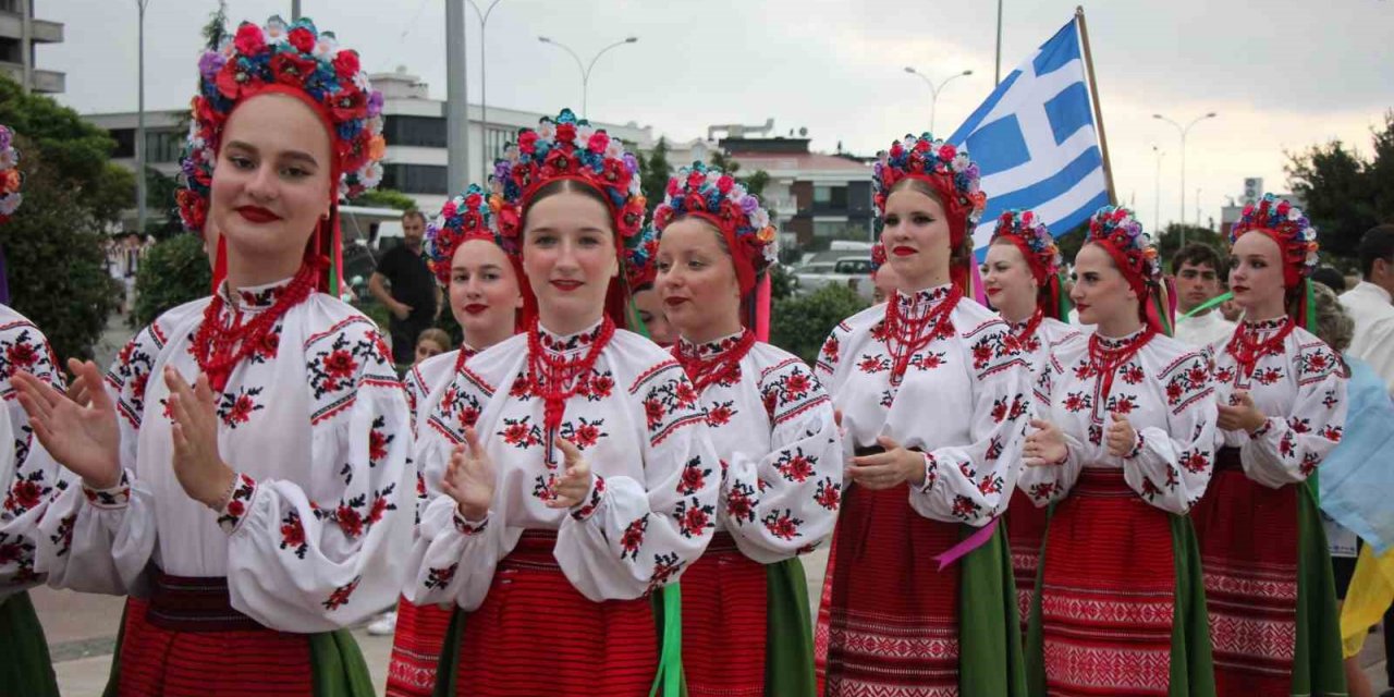 Uluslararası dansçılardan kortej yürüyüşü