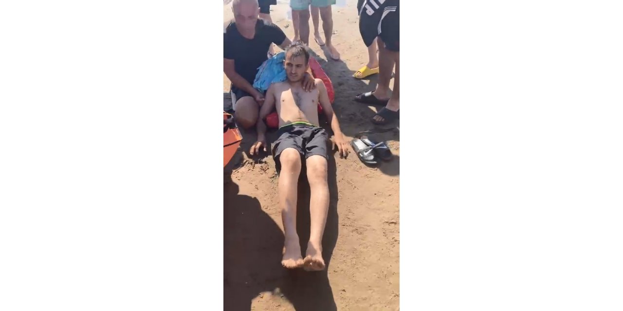 Denizde boğulma tehlikesi geçiren genci cankurtaran kurtardı