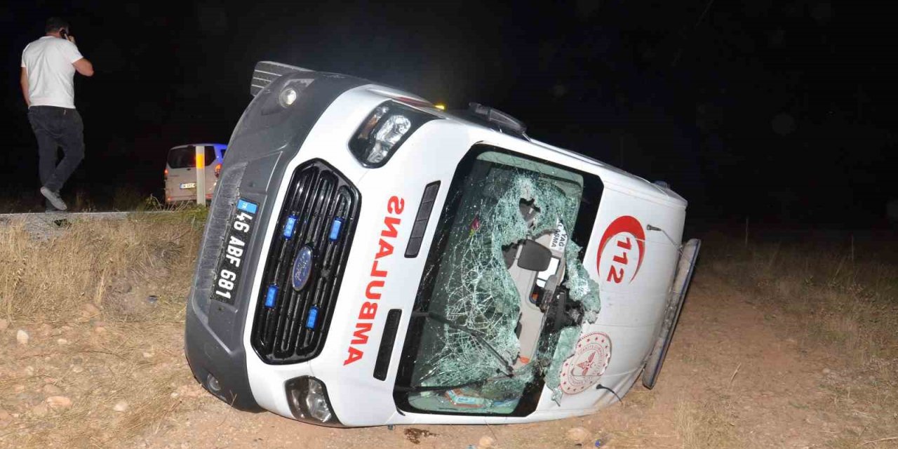 Ambulansın şarampole devrilmesi sonucu 5 kişi yaralandı