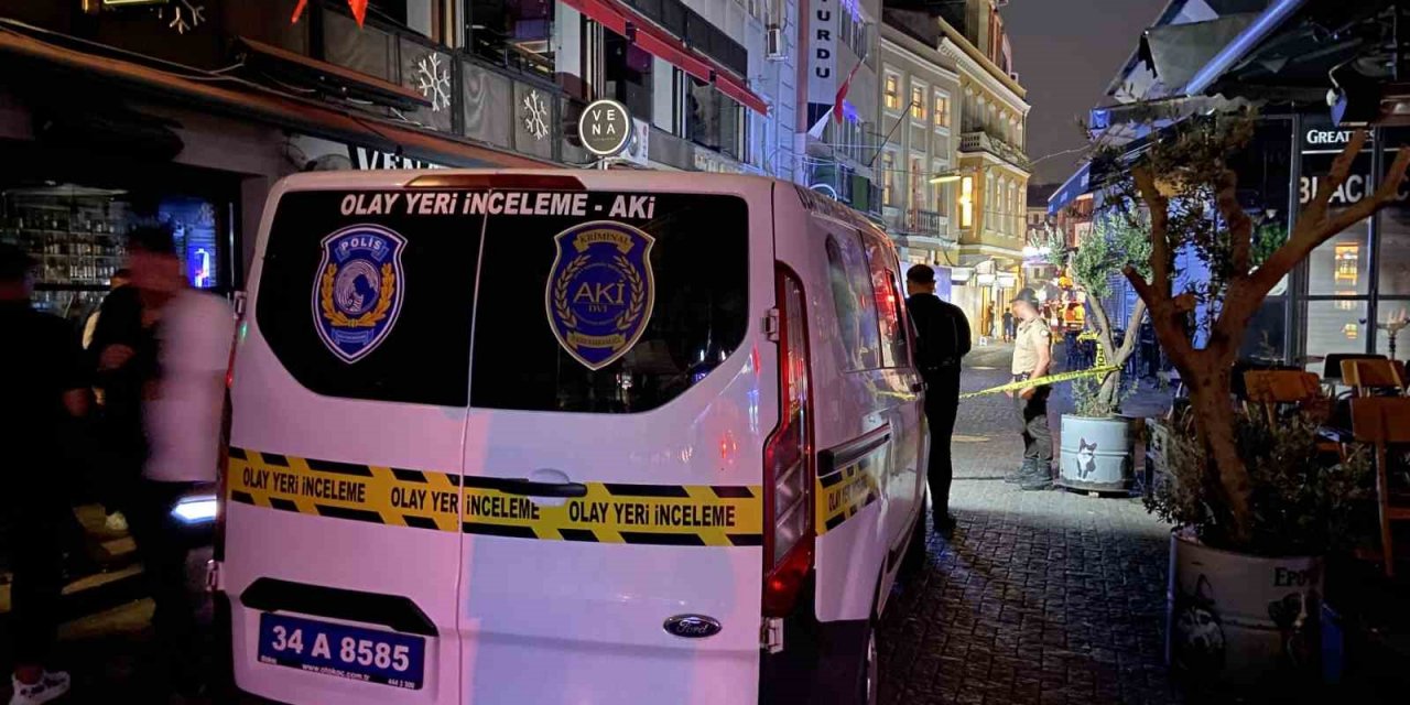 Beşiktaş Çarşı’da kanlı gece: Silahlı saldırıya uğrayan motosikletli ağır yaralandı