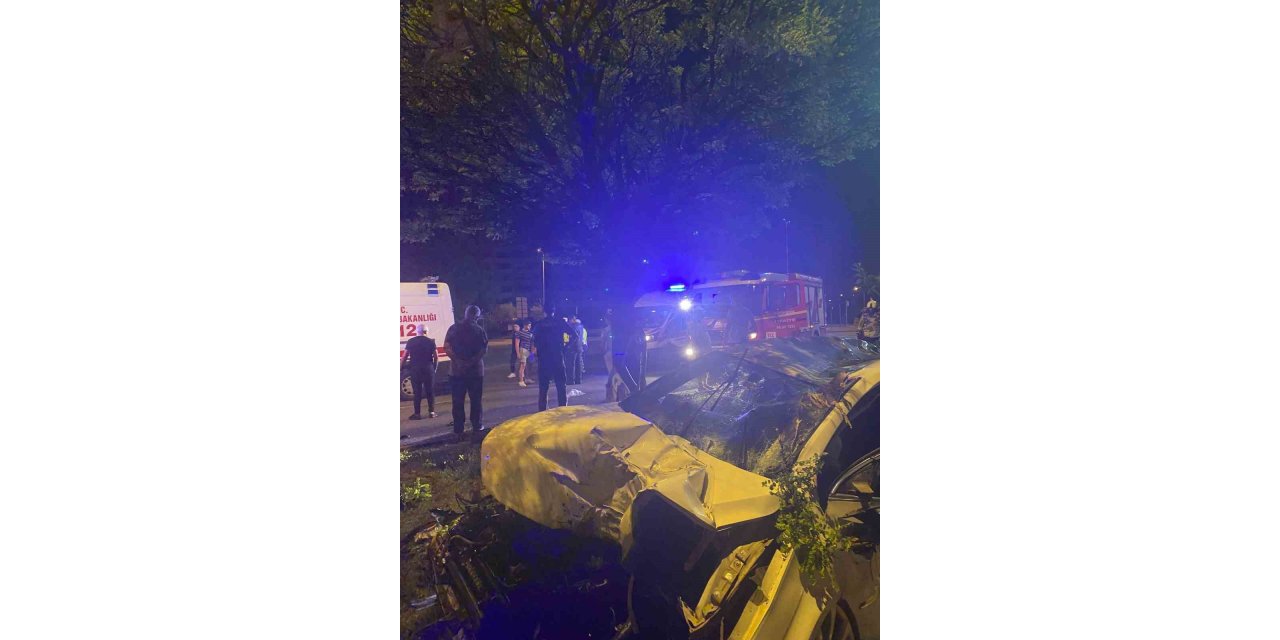 Ankara’da aşırı süratli araç ağaca çarptı: 4 yaralı