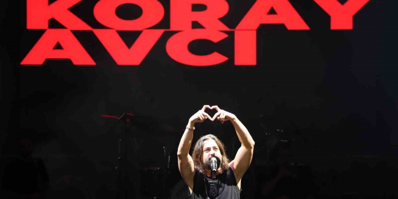 Büyükçekmece’de gerçekleştirilen festival çerçevesinde sevilen sanatçı Koray Avcı sahne aldı