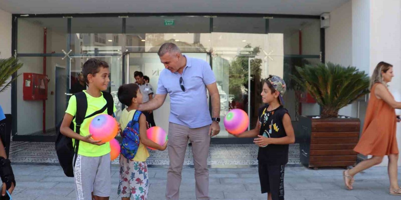 Kuşadası Belediyesi çocukların yüzlerini güldürdü