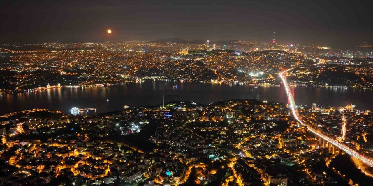 İstanbul’da hayran bırakan Süper Ay manzarası dron ile görüntülendi