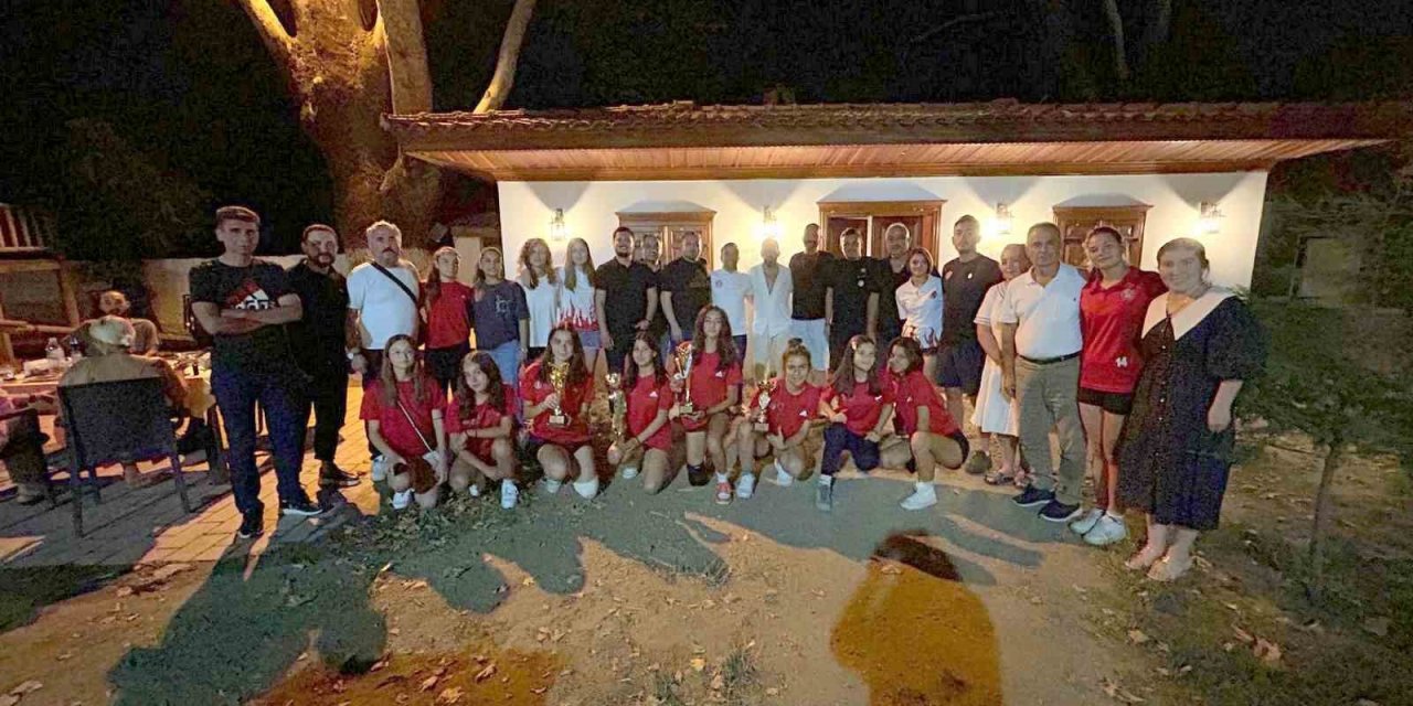 Muğlalı Türkiye şampiyonu hokeyciler için kutlama yemeği düzenlendi